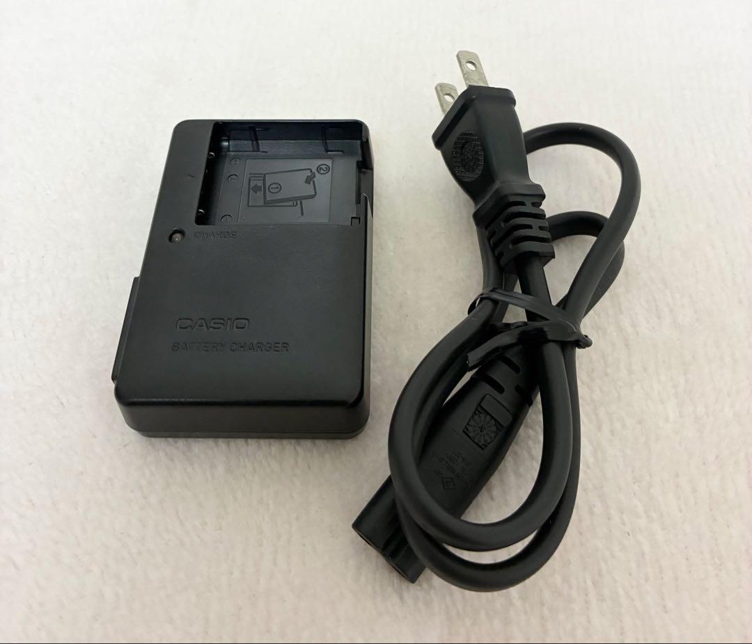 【美品】CASIO EXILIM EX-Z800 シルバー14.1メガピクセル