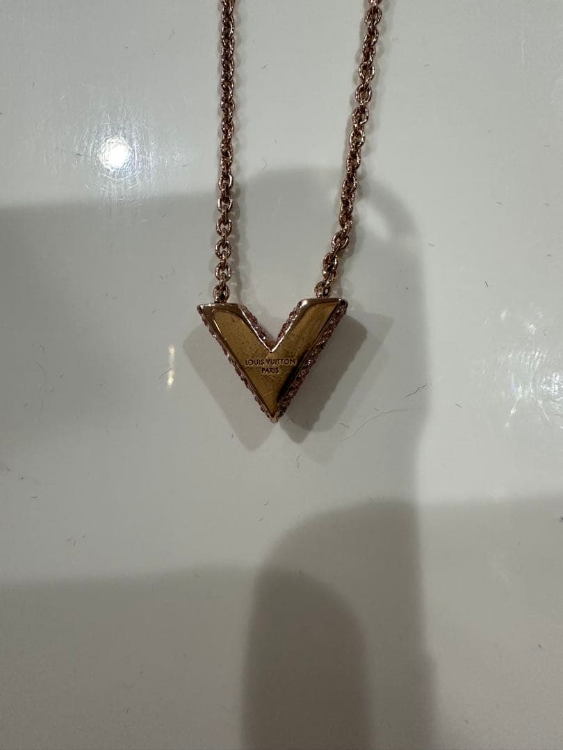 LOUIS VUITTON エセンシャルv ネックレス　ピンクゴールド