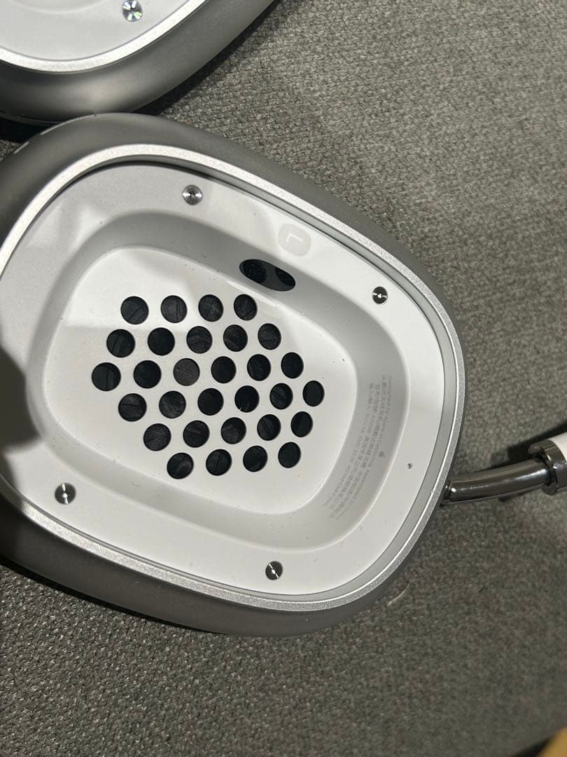 シルバー ワイヤレスヘッドホン オーバーイヤー型　Apple