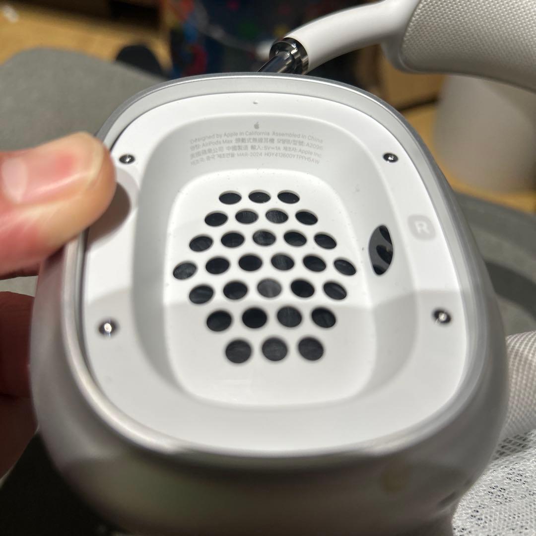 シルバー ワイヤレスヘッドホン オーバーイヤー型　Apple