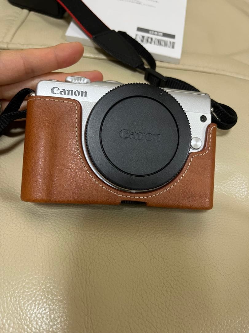 Canon EOS M100 ホワイト レンズ2本・カメラカバー付き
