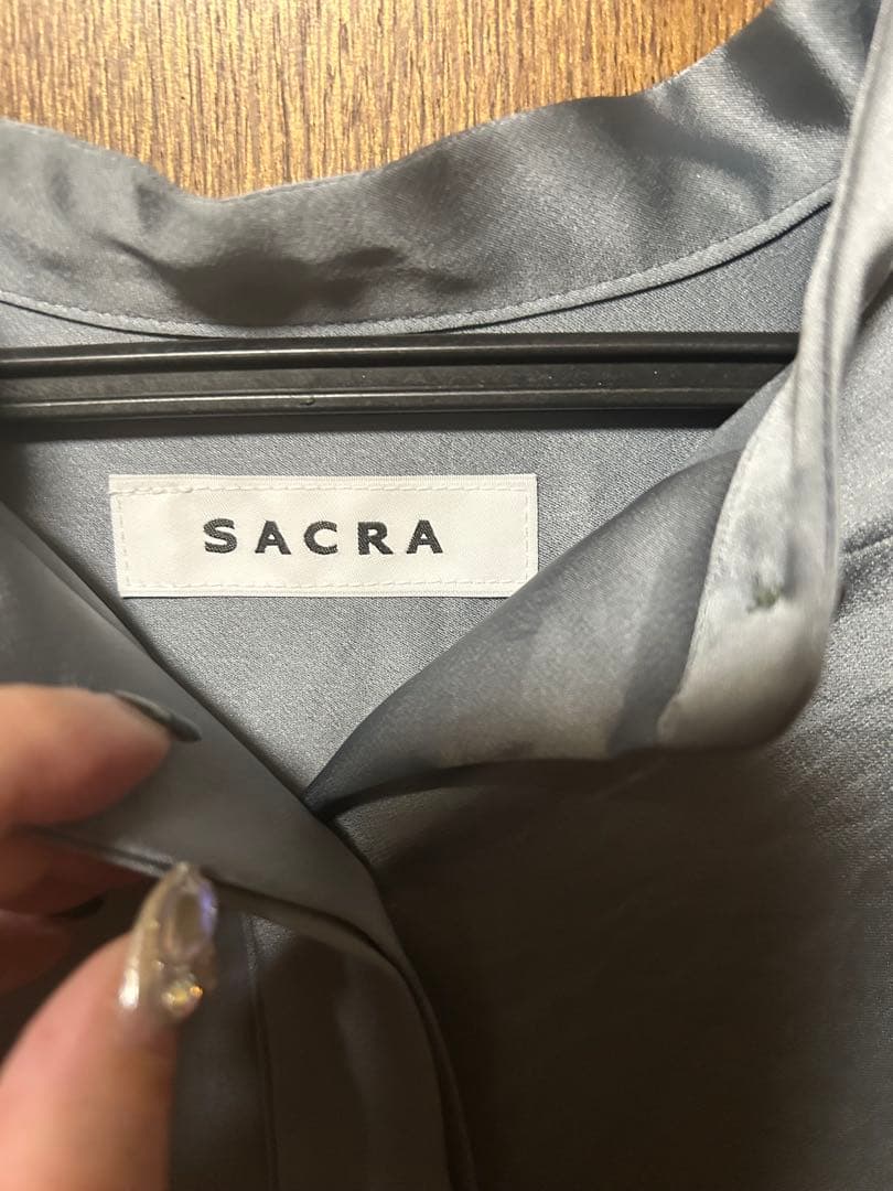 SACRA サクラ　トリアセサテンブラウス