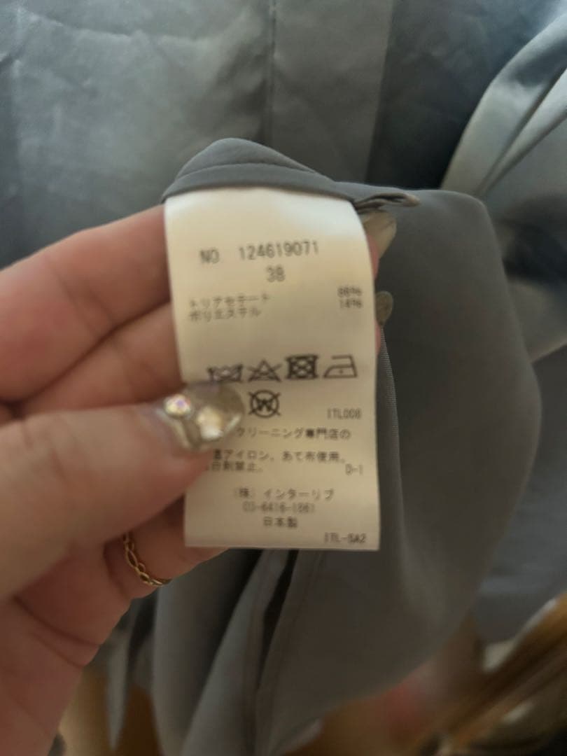 SACRA サクラ　トリアセサテンブラウス