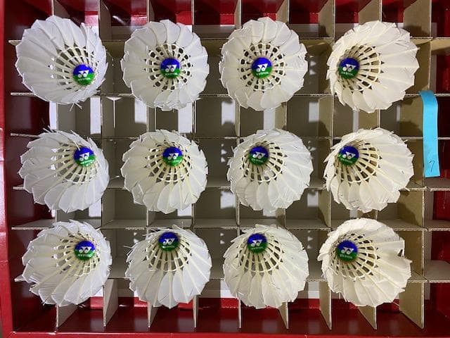 ①中古YONEXシャトルコック（ニューオフィシャル）