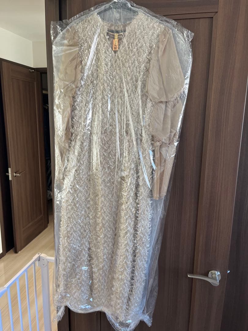 さるさん〈クリーニング済〉デザインスリーブシャギードレス　ベージュ