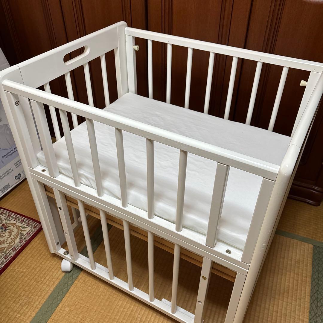 カトージ　木製ホワイトミニミニベビーベッド キャスター付き