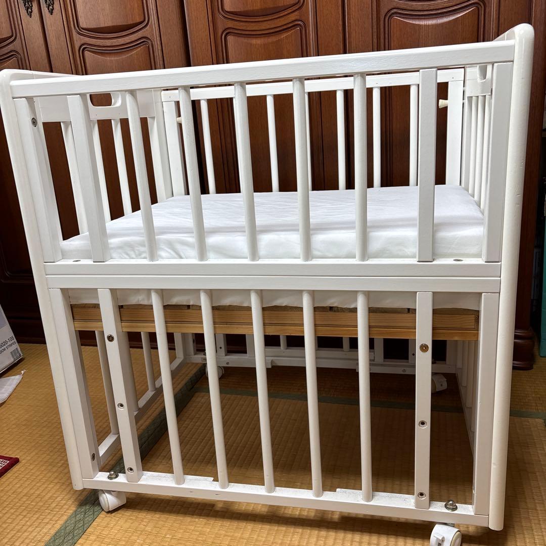 カトージ　木製ホワイトミニミニベビーベッド キャスター付き