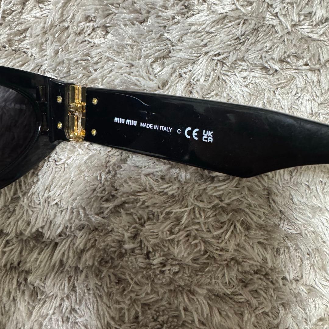 MIU MIU ブラックサングラス ケース付き