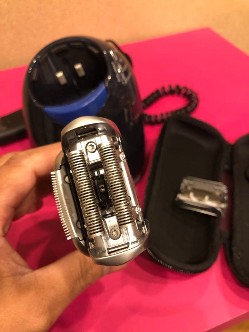 Braun シェーバー 充電器・ケース付き