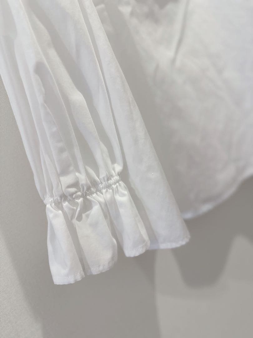 ✨新品未使用✨OHGA✨ラッフルショルダーブラウス✨ホワイト♡完売品♡翌日発送♡