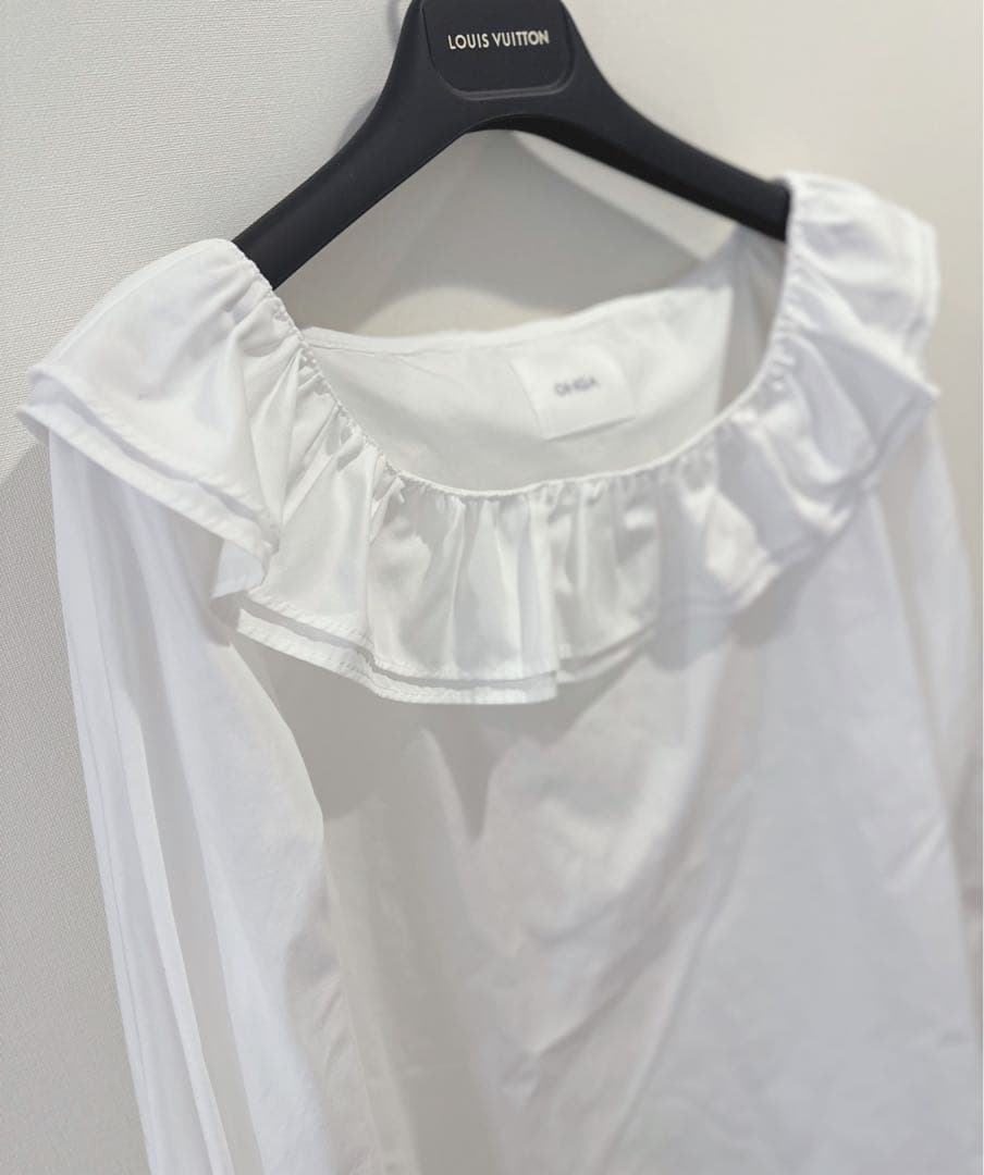 ✨新品未使用✨OHGA✨ラッフルショルダーブラウス✨ホワイト♡完売品♡翌日発送♡