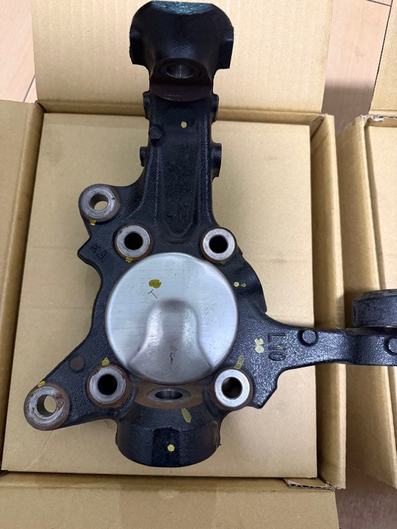 200系ハイエース　純正ナックル　左右セット