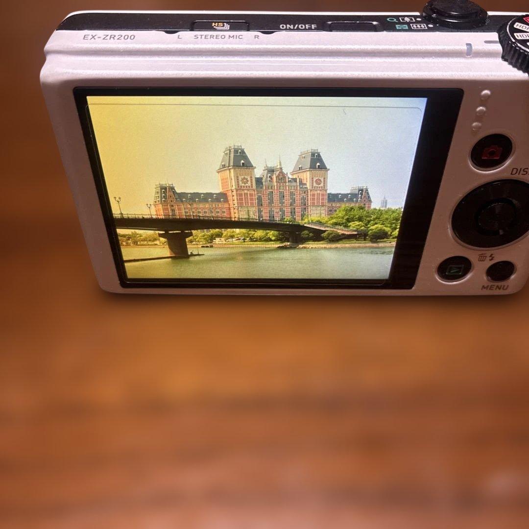 CASIO EXILIM EX-ZR200 ホワイト