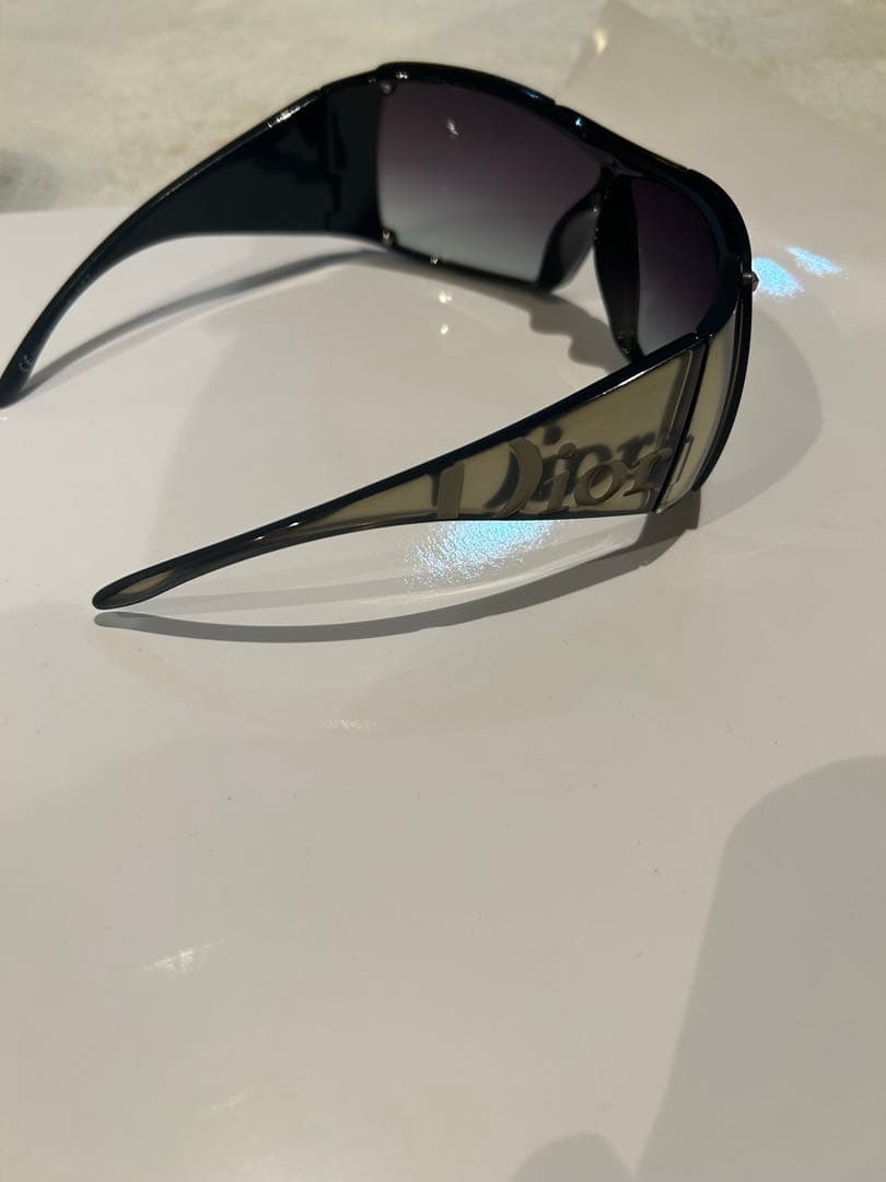 Dior グレー サングラス ロゴ入り
