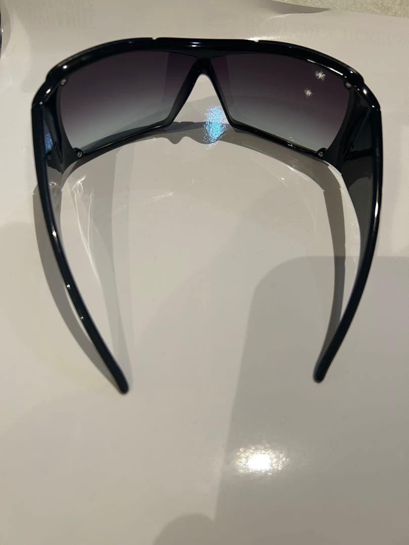 Dior グレー サングラス ロゴ入り