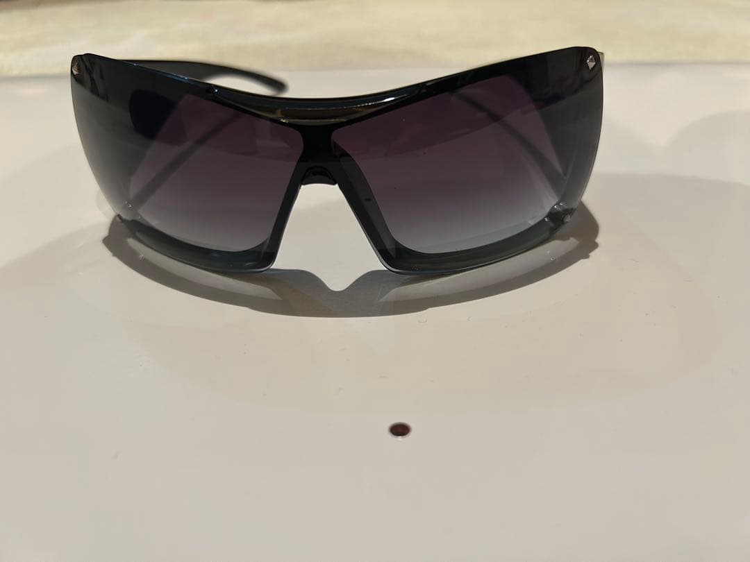 Dior グレー サングラス ロゴ入り