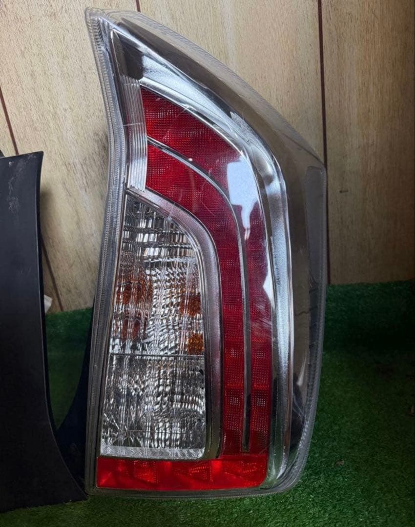 美品 ZVW30 30プリウス 純正テールランプ