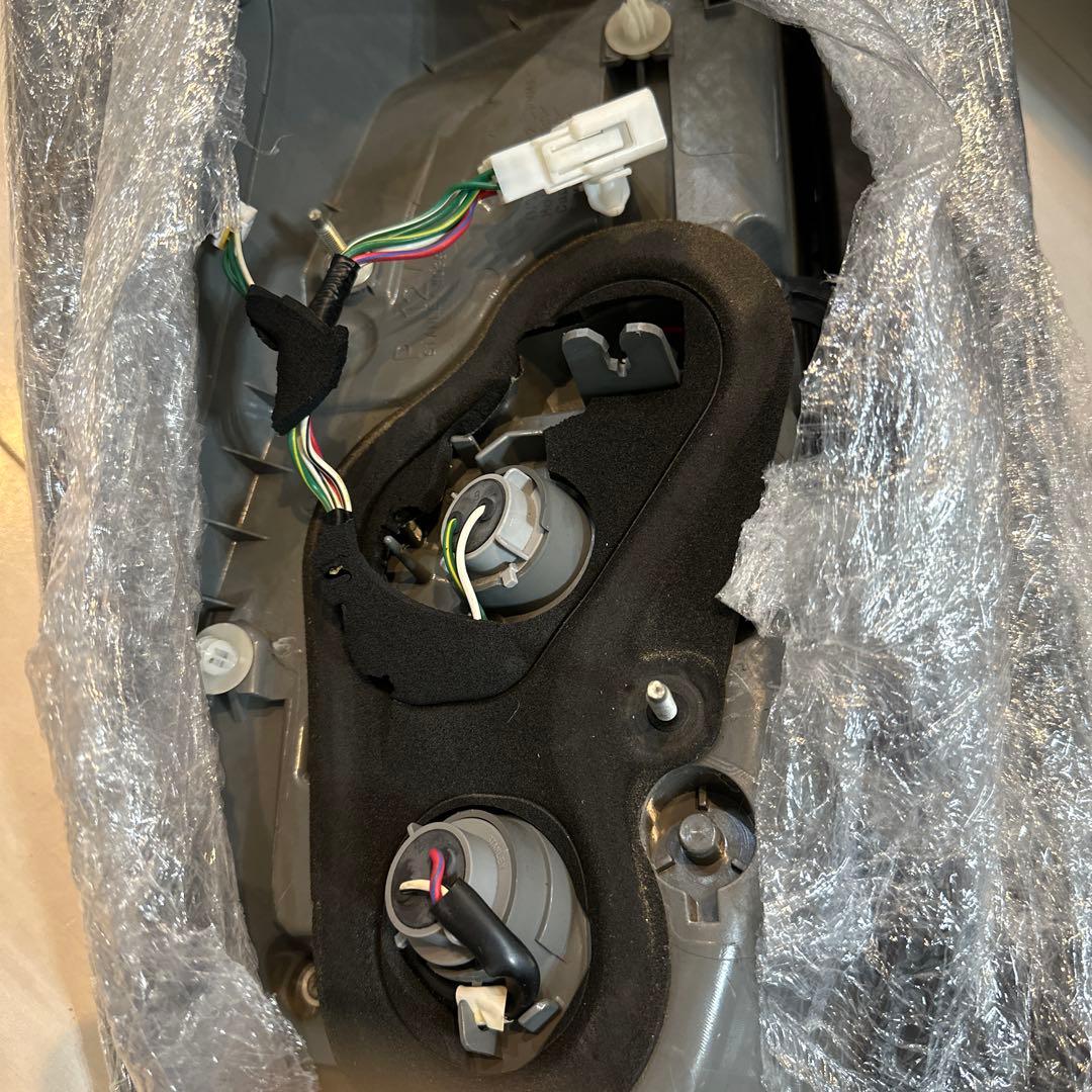 美品 ZVW30 30プリウス 純正テールランプ