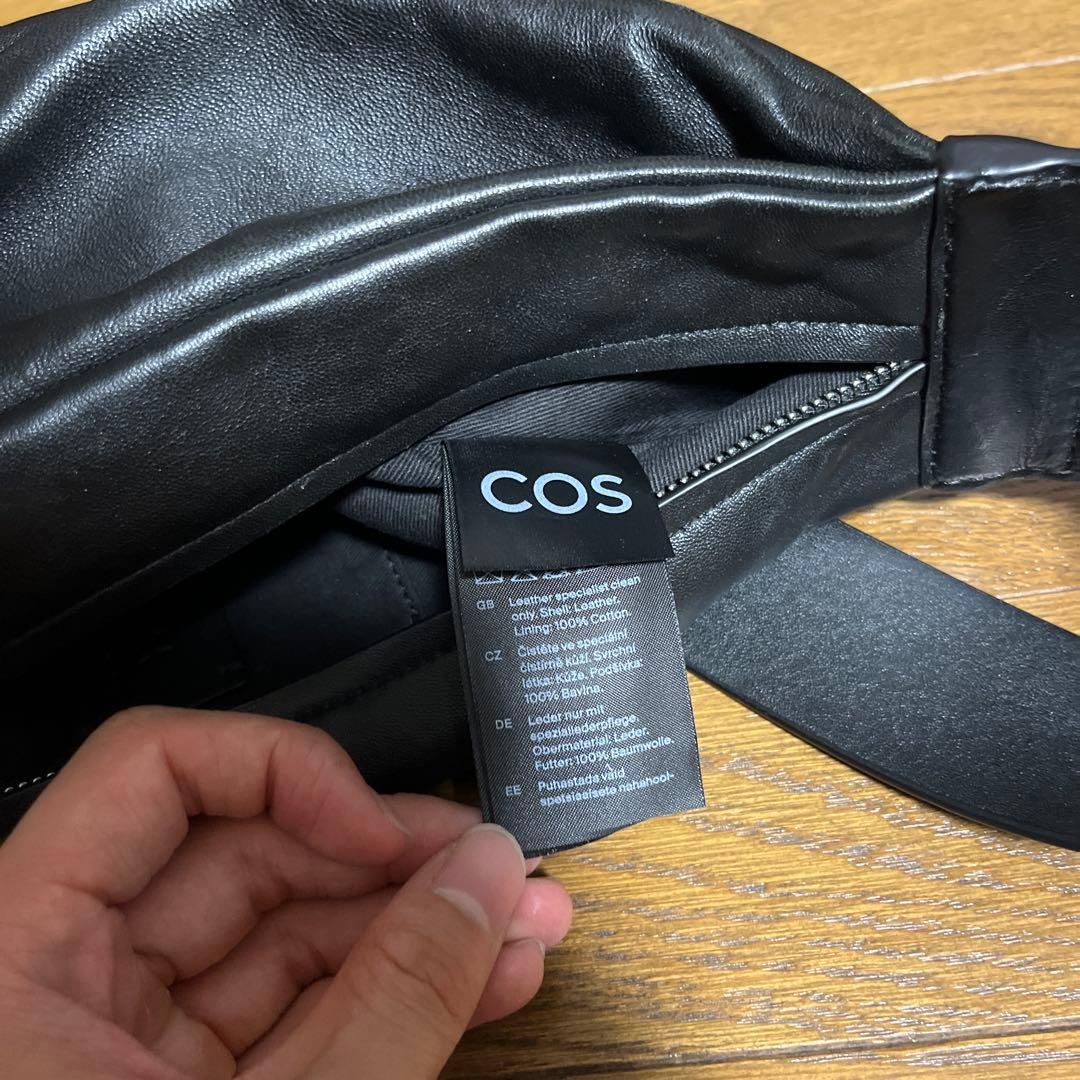 完売品　COS 黒 レザーボディバッグ