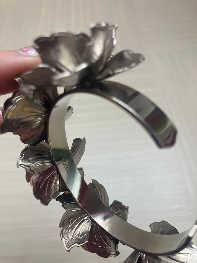 TOGA 2023年秋冬 フラワーモチーフバングル