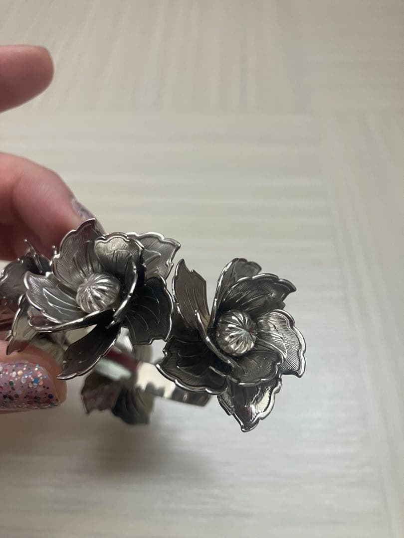 TOGA 2023年秋冬 フラワーモチーフバングル