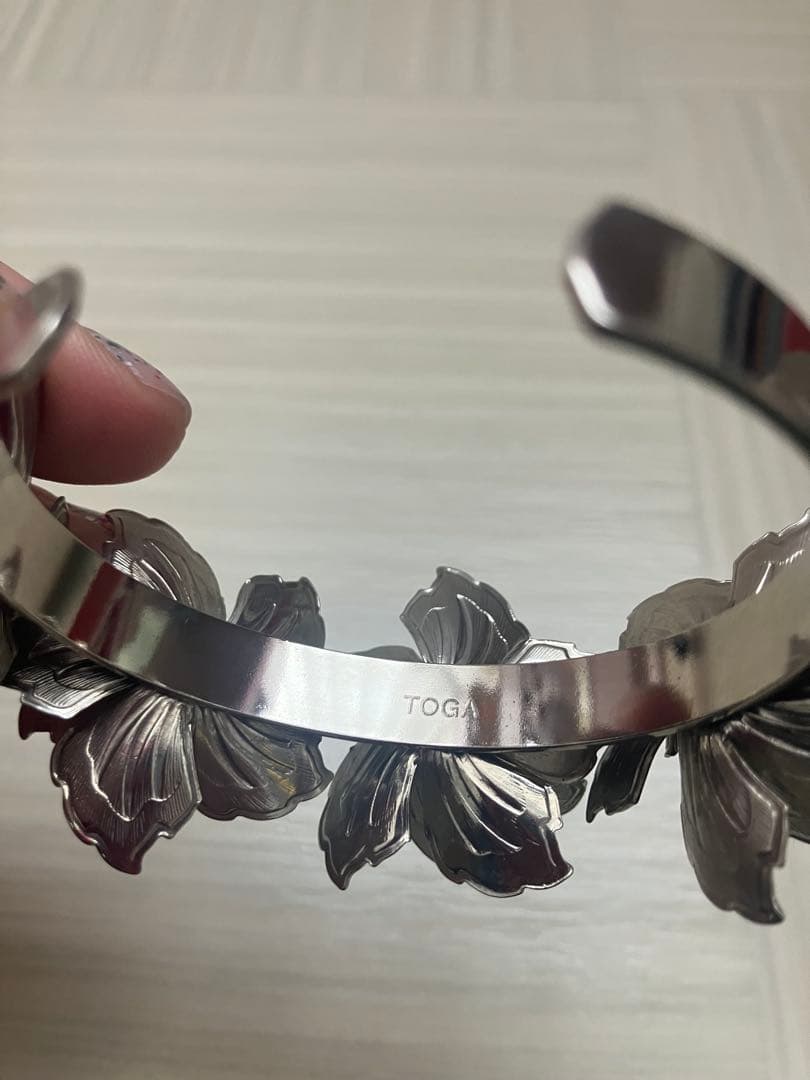 TOGA 2023年秋冬 フラワーモチーフバングル