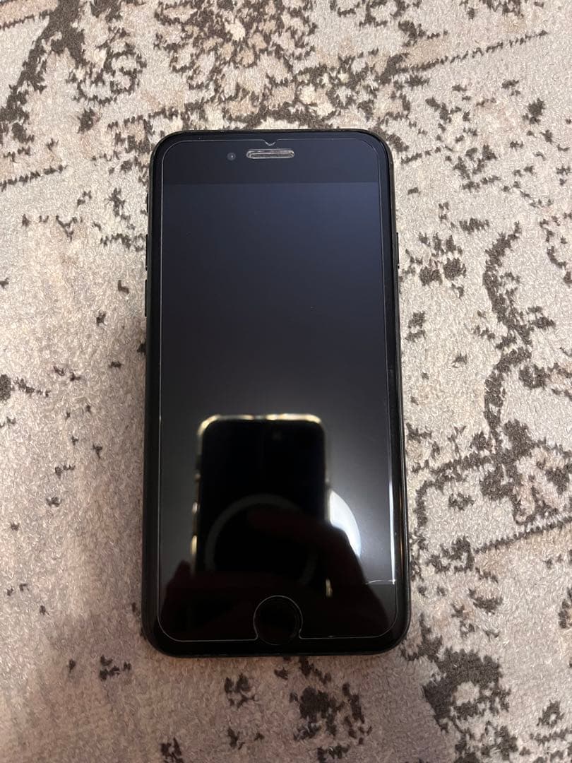 iPhoneSE2 背面割あり　指紋認証可　タッチ決済可能