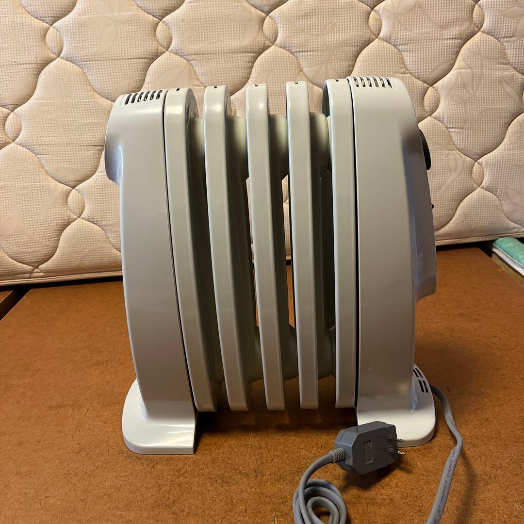 【美品】デロンギ　オイルヒーター　小型軽量モデル　RHJ01A0505-DW