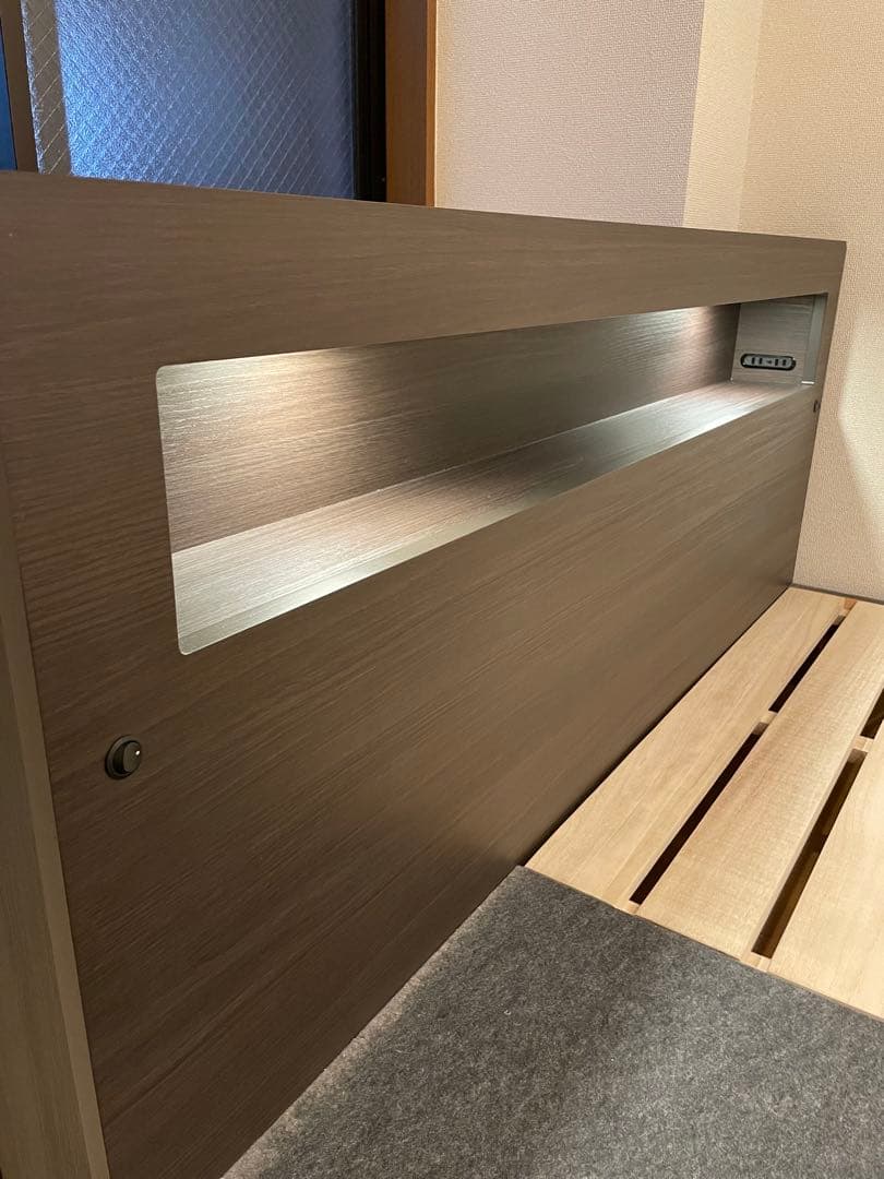 ★だびど★　シモンズ　クイーン　ベッドフレーム ライト電源ポート付き