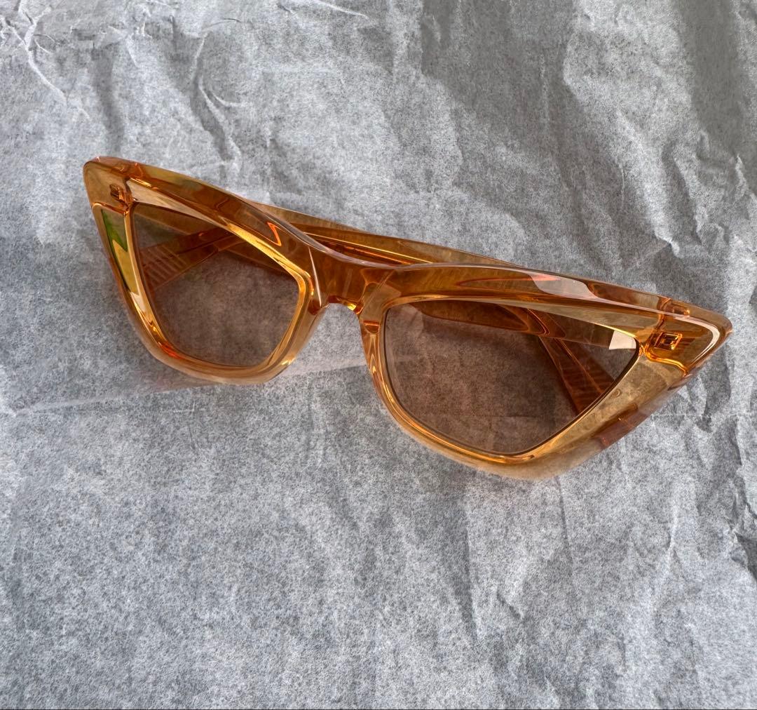 BOTTEGA VENETA オレンジ キャットアイ サングラス