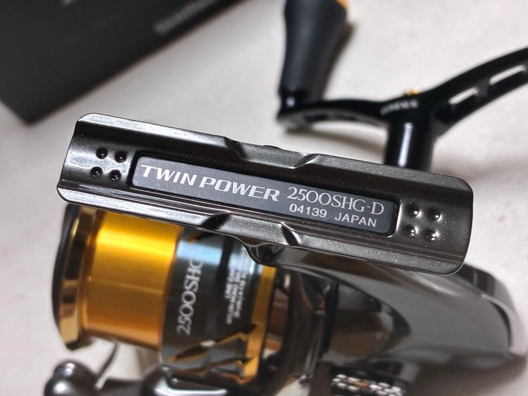 【極美品】シマノ リール 20ツインパワー2500SHG【ダブルハンドル仕様】
