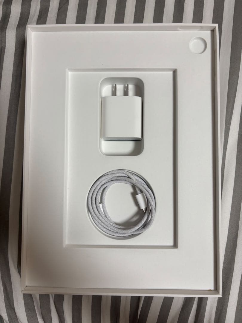 Apple iPadA16 128GB 最新モデル　シルバー　充電ケーブル付き