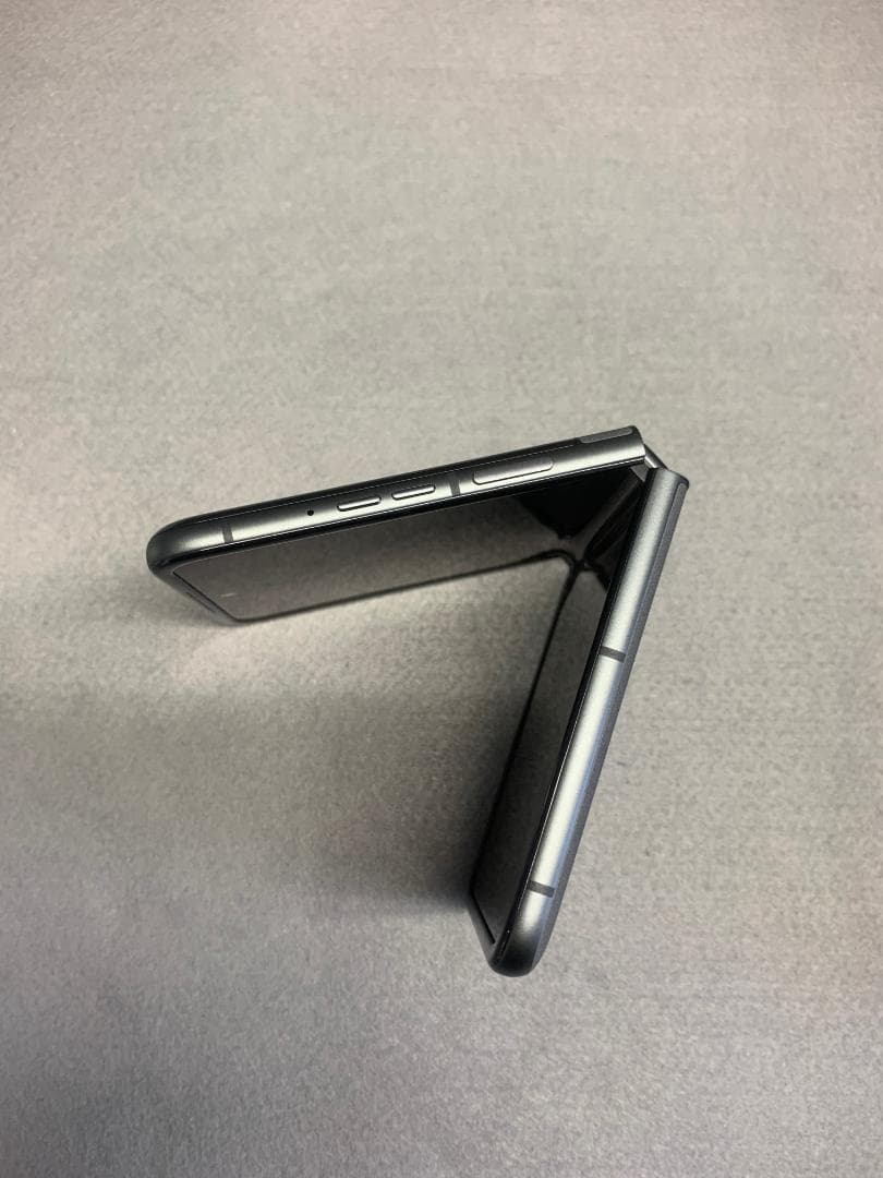 美品 SIMフリー MOTOROLA razr 50 512GB コアラグレイ色