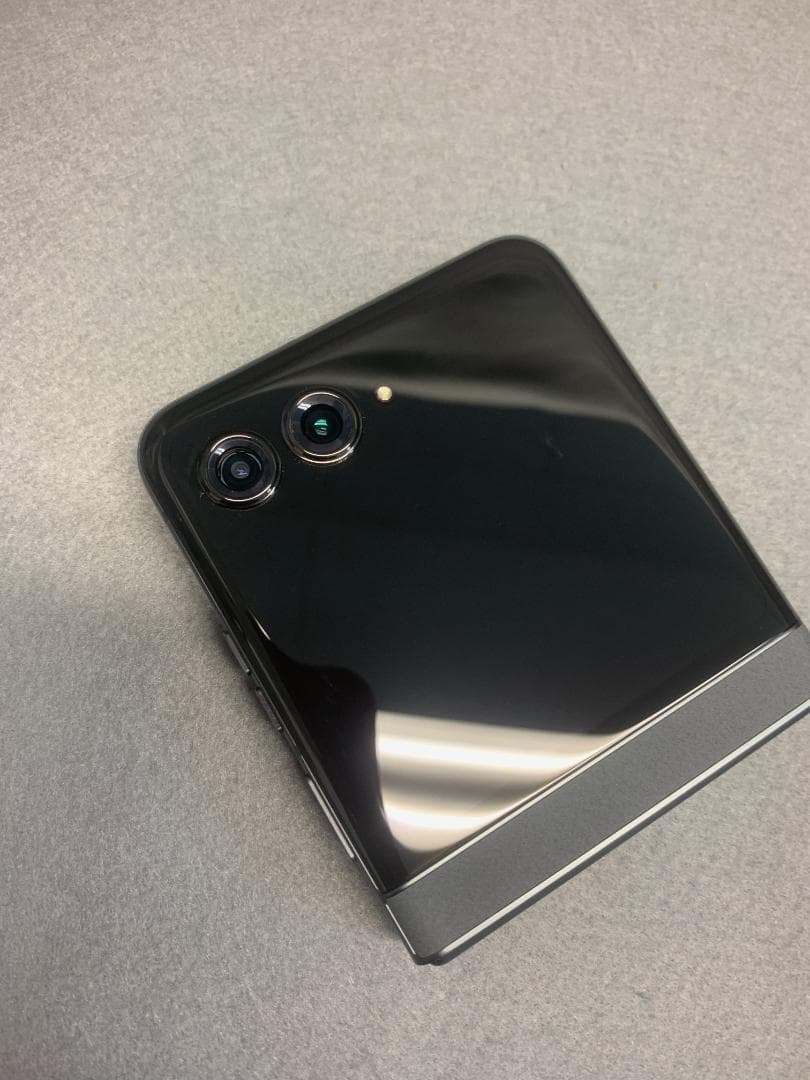 美品 SIMフリー MOTOROLA razr 50 512GB コアラグレイ色