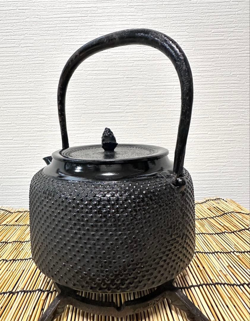 未使用品、付属品付　南部長寿堂造　１８型万代屋アラレ　南部鉄瓶　南部鉄器　鉄瓶