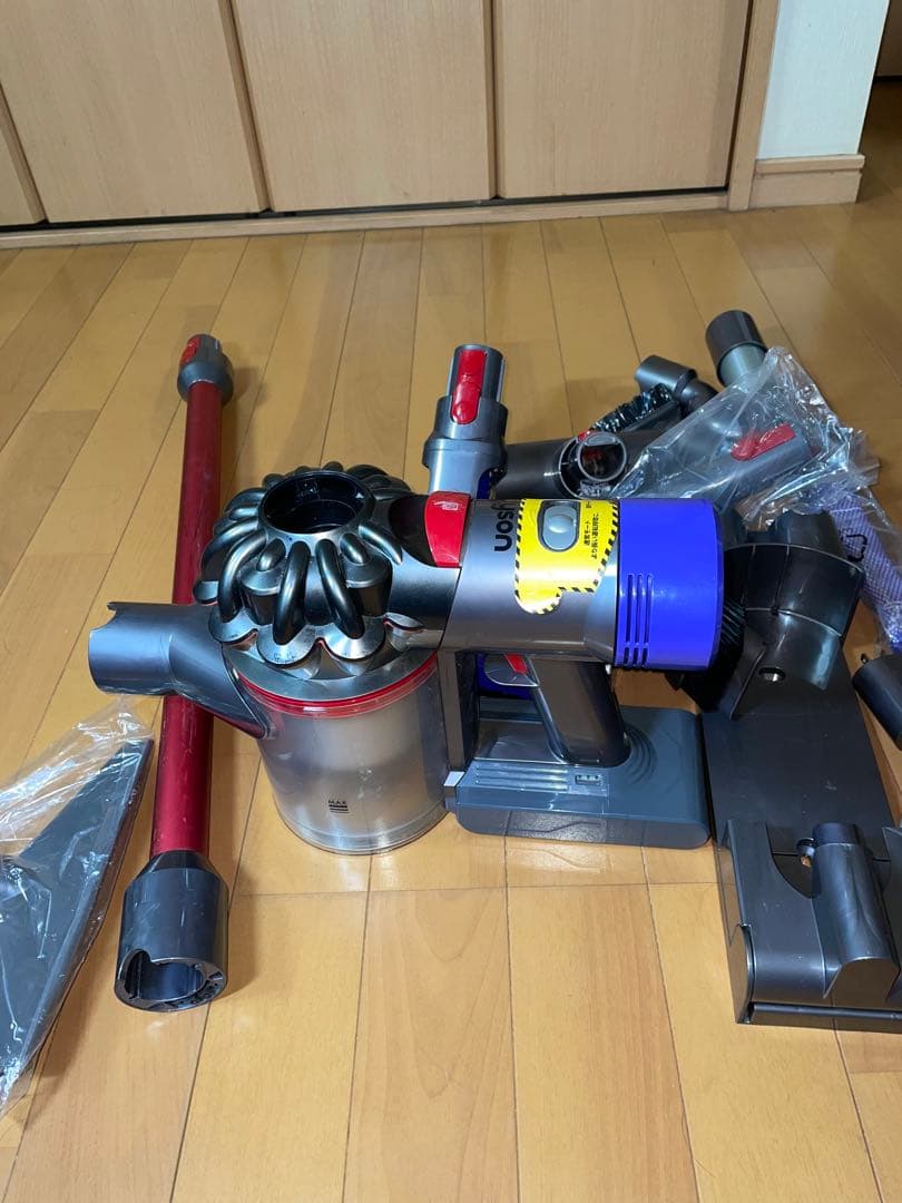ダイソンV8 SV10コードレスクリーナー掃除機1