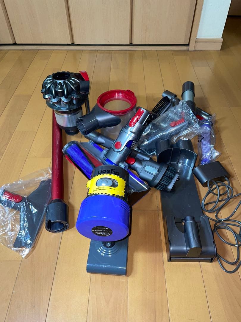 ダイソンV8 SV10コードレスクリーナー掃除機1