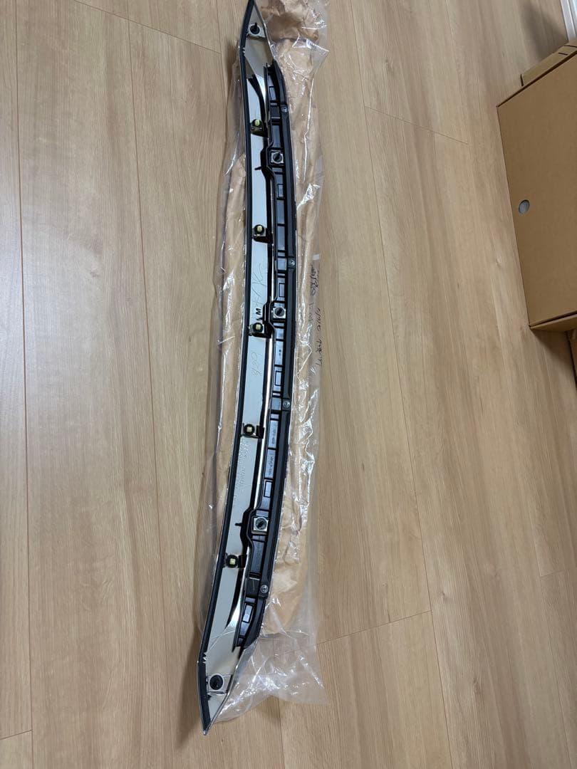 ハリアー60系後期　メッキボンネットフードモー