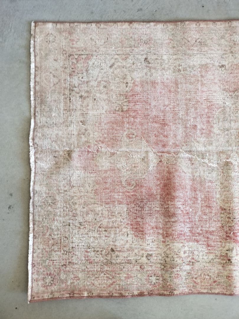 シャビーなローズピンクとベージュのメダリオンラグ　ヴィンテージラグNo.695