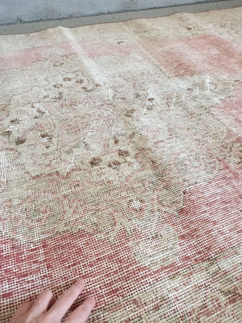 シャビーなローズピンクとベージュのメダリオンラグ　ヴィンテージラグNo.695