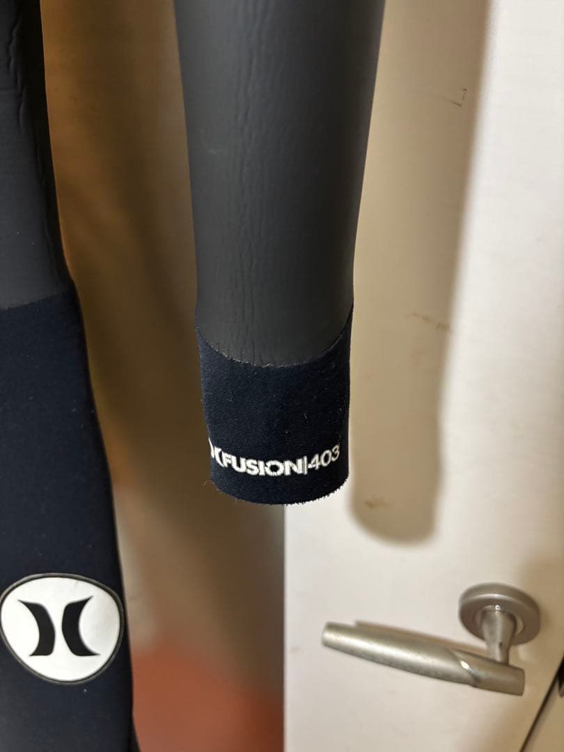 使用少なめ！　Hurley　セミドライ　チェストジップ　Lサイズ相当　日本製