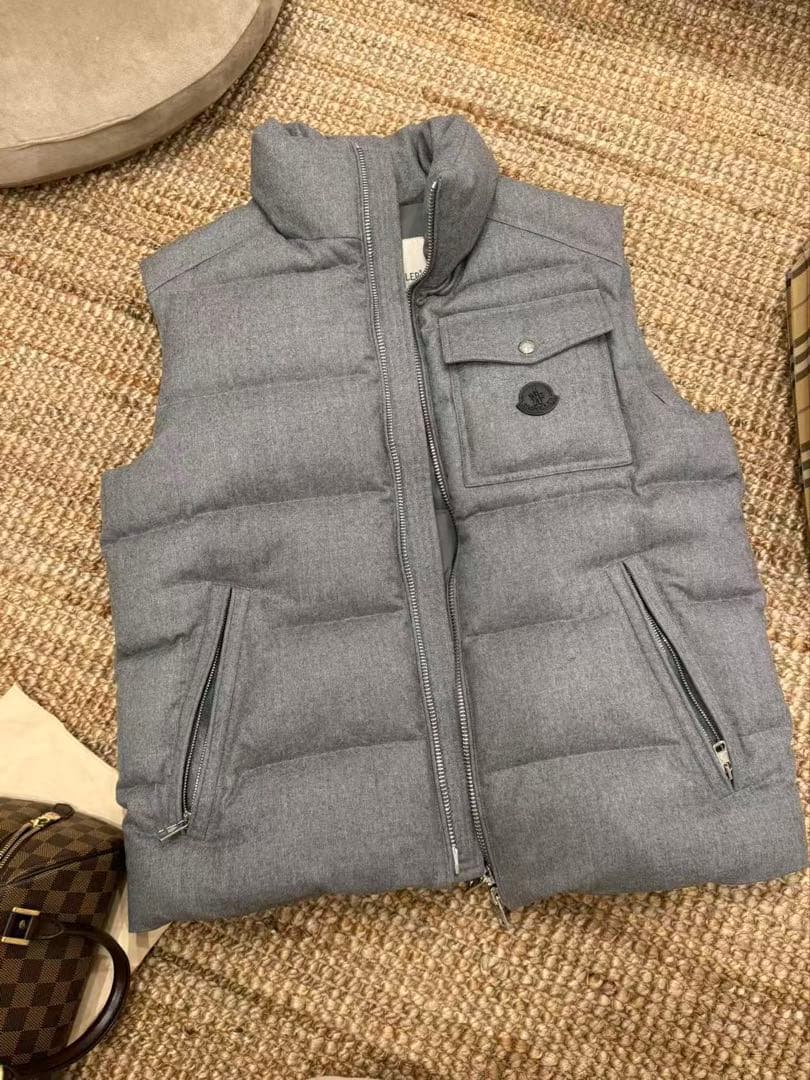 モンクレール　グレー ダウンベスト フロントポケット付き