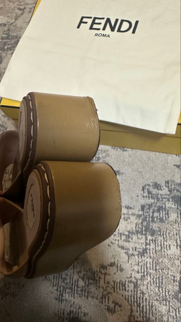 【FENDI】レザー厚底サンダル キャメル 箱、シューズバック付き