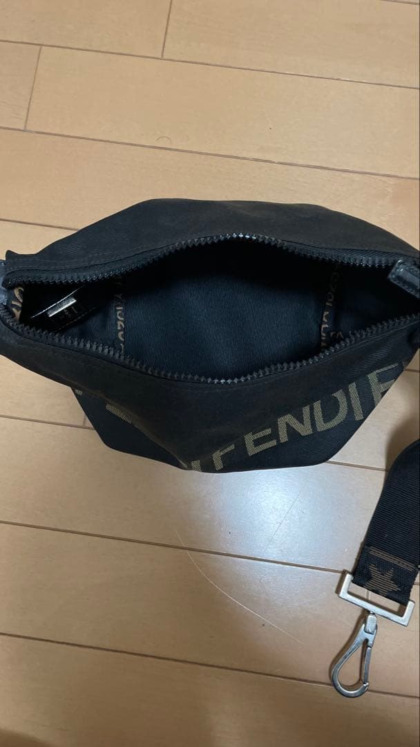FENDI ロゴ入り ブラックハンドバッグ