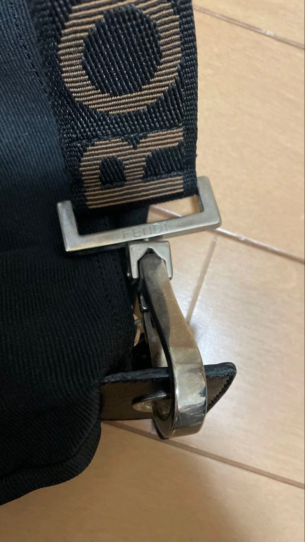 FENDI ロゴ入り ブラックハンドバッグ