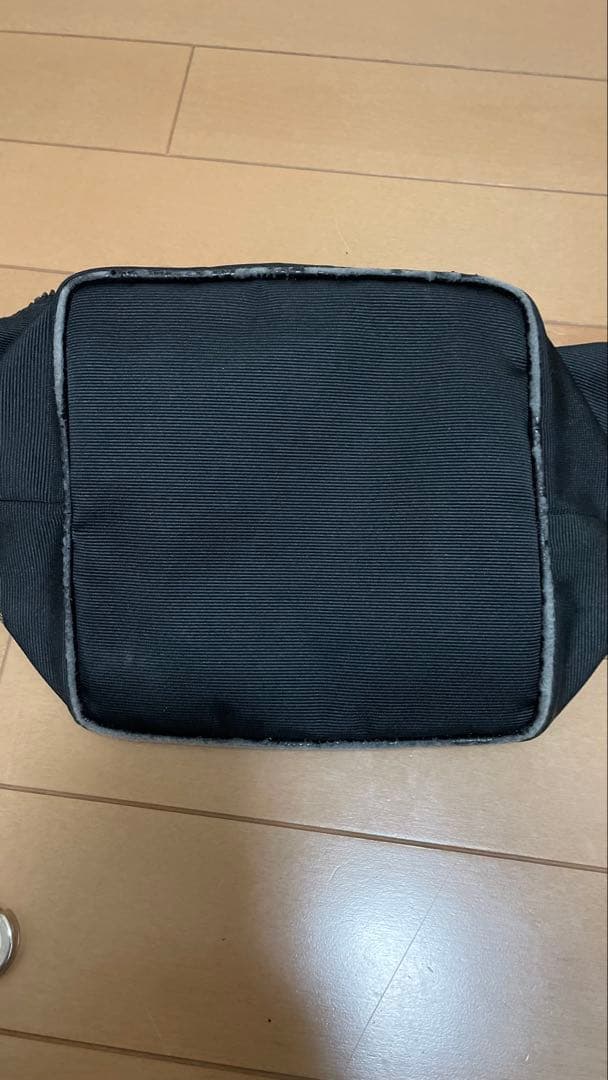 FENDI ロゴ入り ブラックハンドバッグ