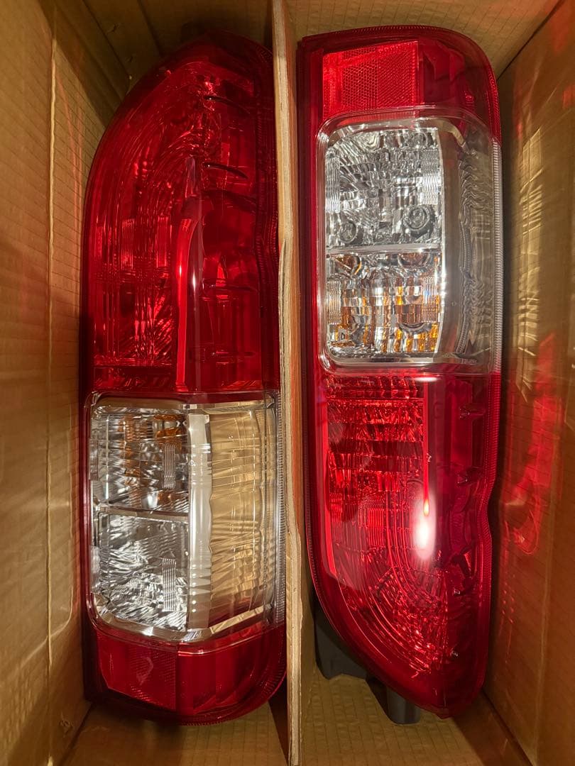 新車即外し　ハイエース200系　純正テールランプ