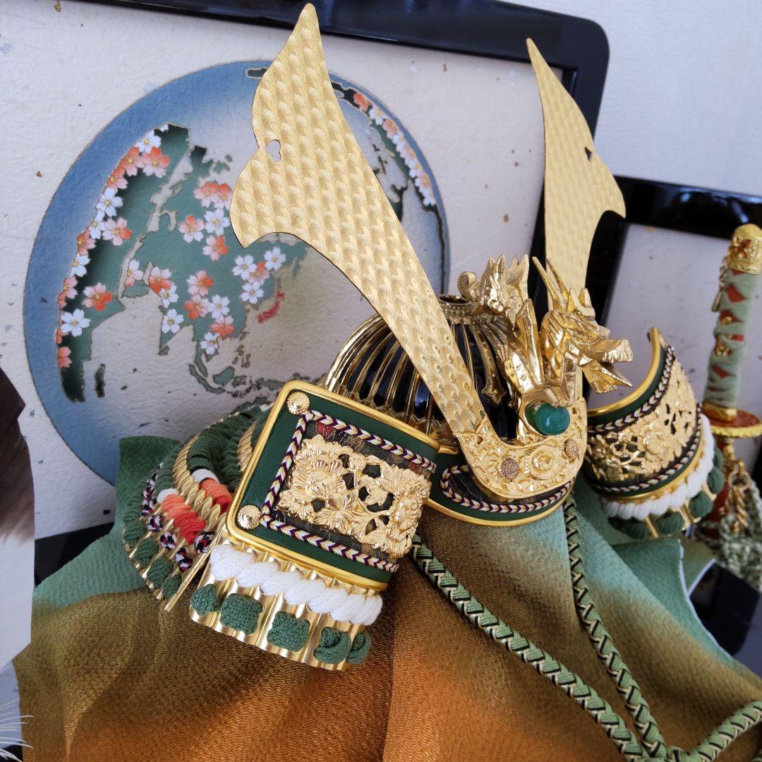 【美品】人形の東月木彫箔押竜頭御兜 平安好隆作 陣羽織付き 桜遊星緑セット