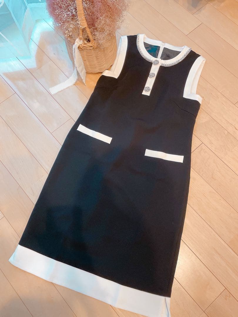 ◆ グレースコンチネンタル　ビジュー釦付サックドレス　ダイアグラム