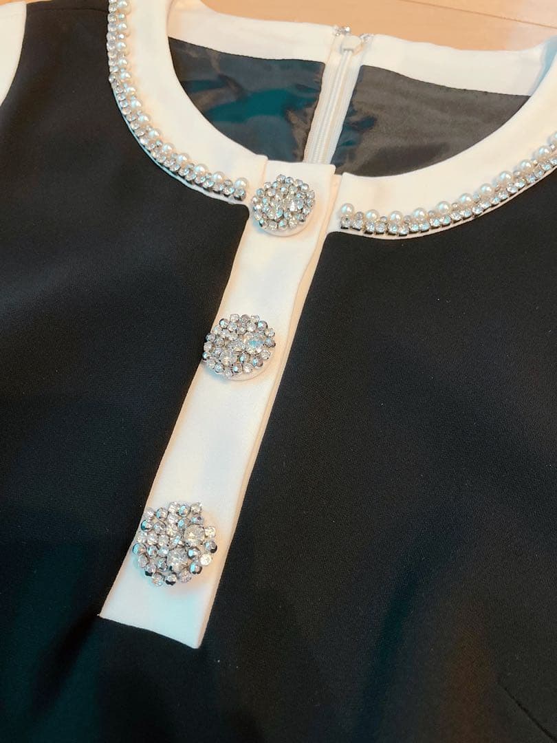 ◆ グレースコンチネンタル　ビジュー釦付サックドレス　ダイアグラム